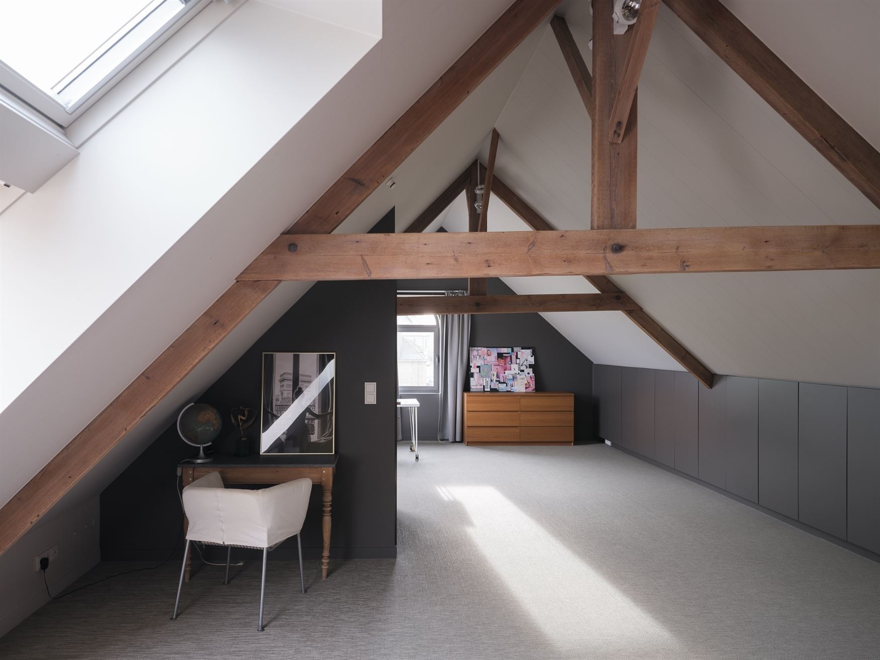 Welkom in deze stijlvol gerenoveerde en volledig instapklare woning op een perceel van 1.583 m², in het hart van Bottelare aan de poort van de Vlaams...