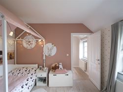 Welkom in deze stijlvol gerenoveerde en volledig instapklare woning op een perceel van 1.583 m², in het hart van Bottelare aan de poort van de Vlaams...