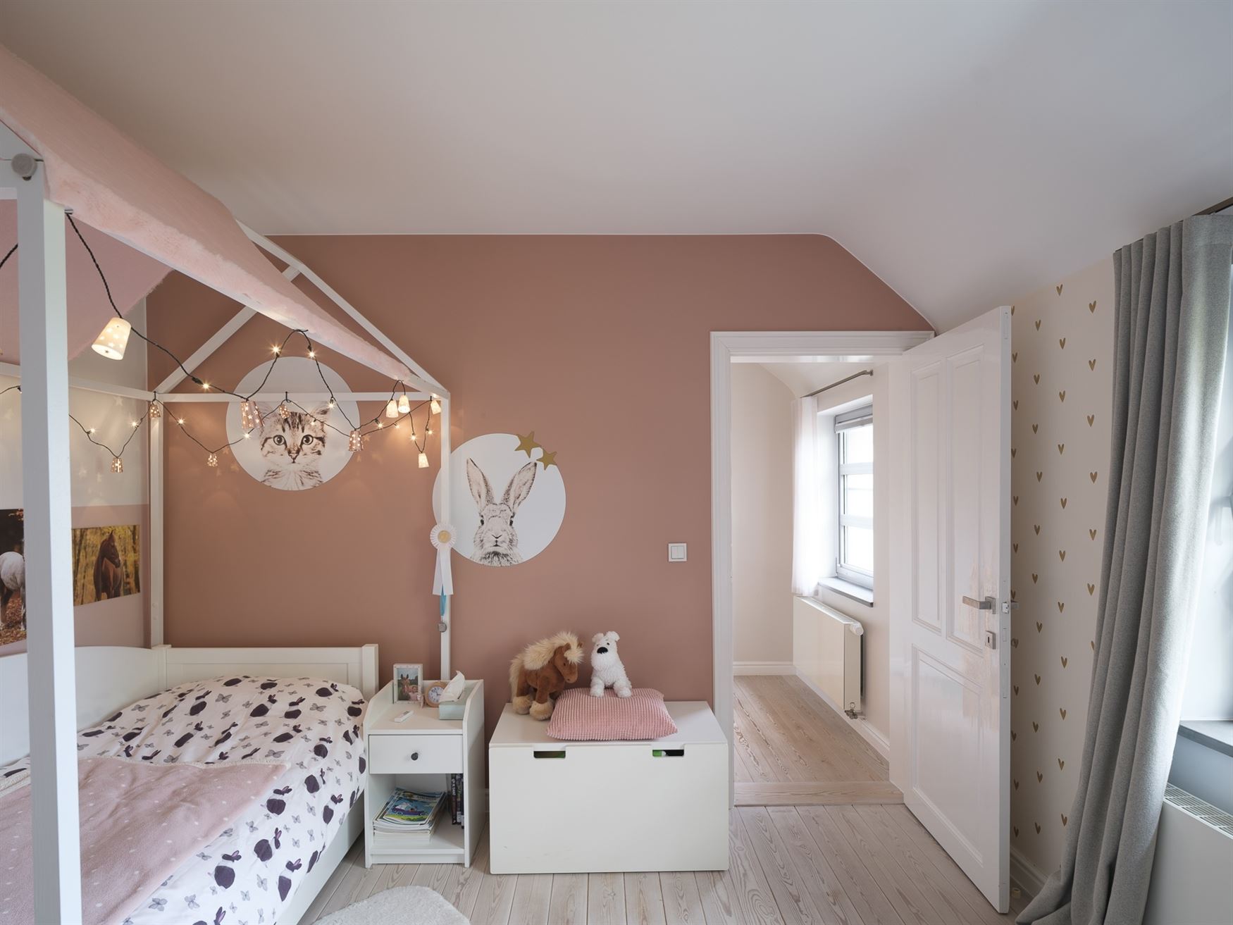 Welkom in deze stijlvol gerenoveerde en volledig instapklare woning op een perceel van 1.583 m², in het hart van Bottelare aan de poort van de Vlaams...