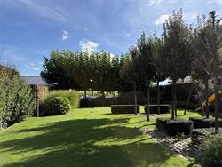 Welkom in deze stijlvol gerenoveerde en volledig instapklare woning op een perceel van 1.583 m², in het hart van Bottelare aan de poort van de Vlaams...