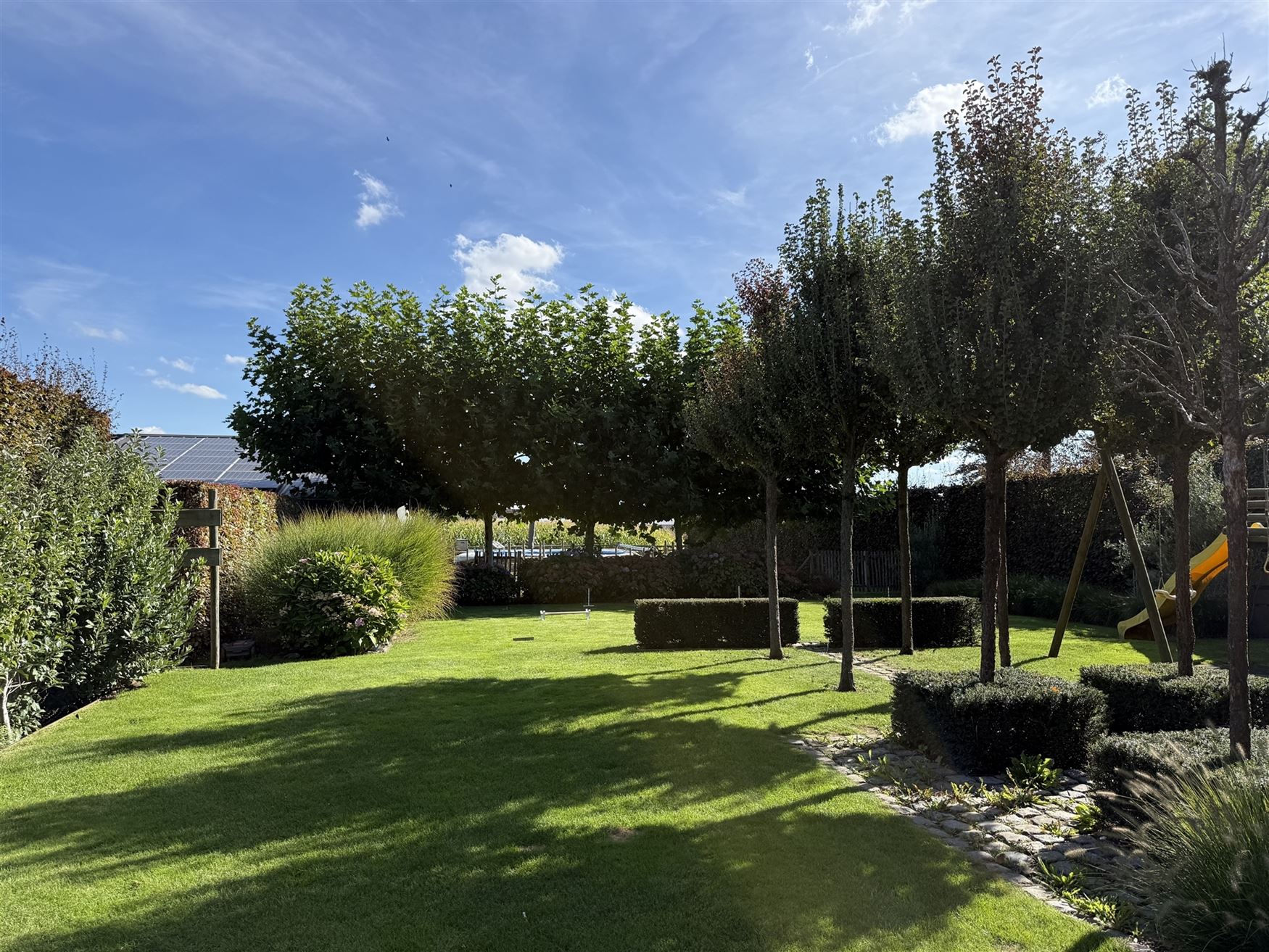 Welkom in deze stijlvol gerenoveerde en volledig instapklare woning op een perceel van 1.583 m², in het hart van Bottelare aan de poort van de Vlaams...