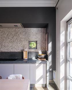 Welkom in deze stijlvol gerenoveerde en volledig instapklare woning op een perceel van 1.583 m², in het hart van Bottelare aan de poort van de Vlaams...