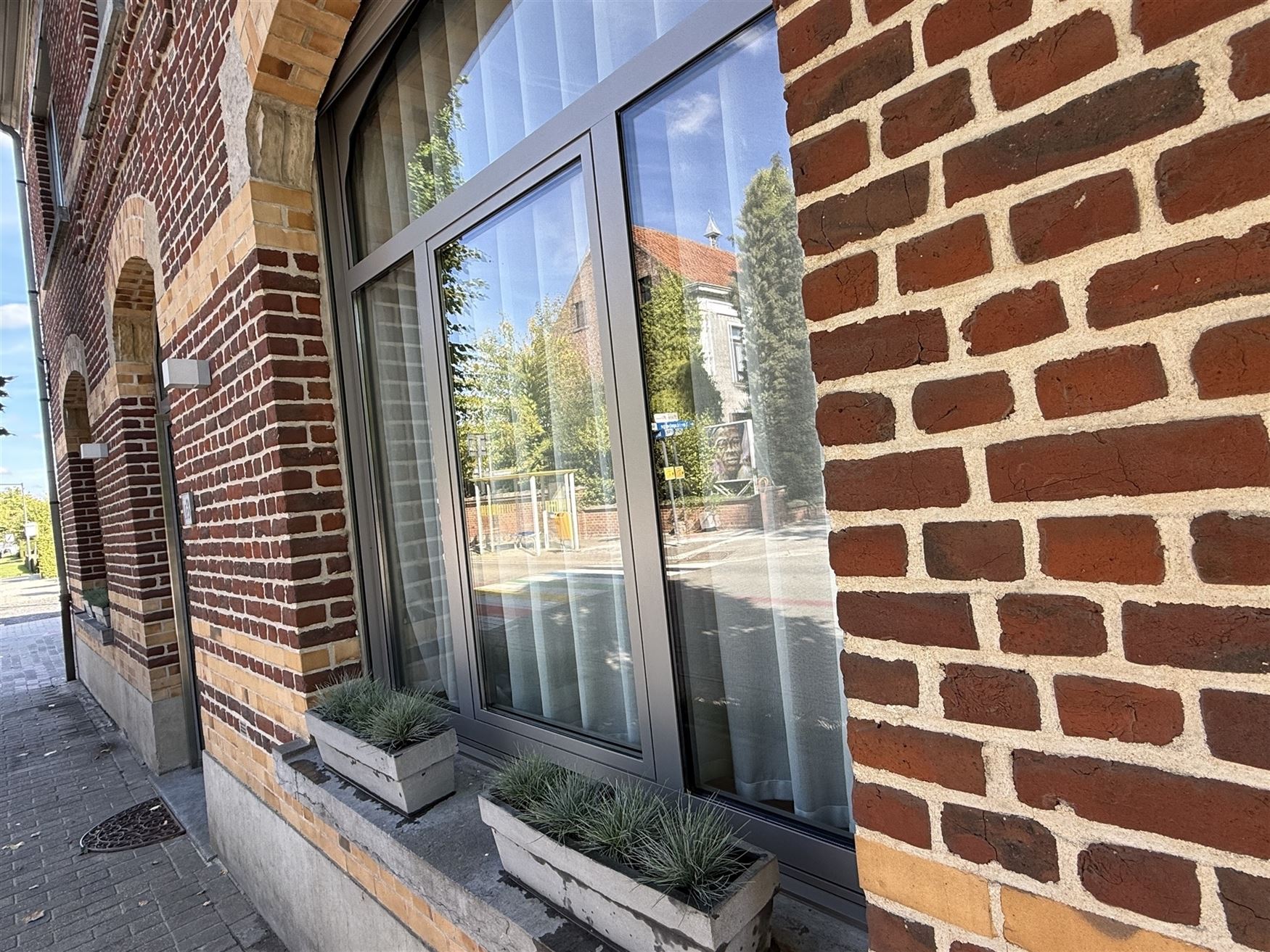 Welkom in deze stijlvol gerenoveerde en volledig instapklare woning op een perceel van 1.583 m², in het hart van Bottelare aan de poort van de Vlaams...
