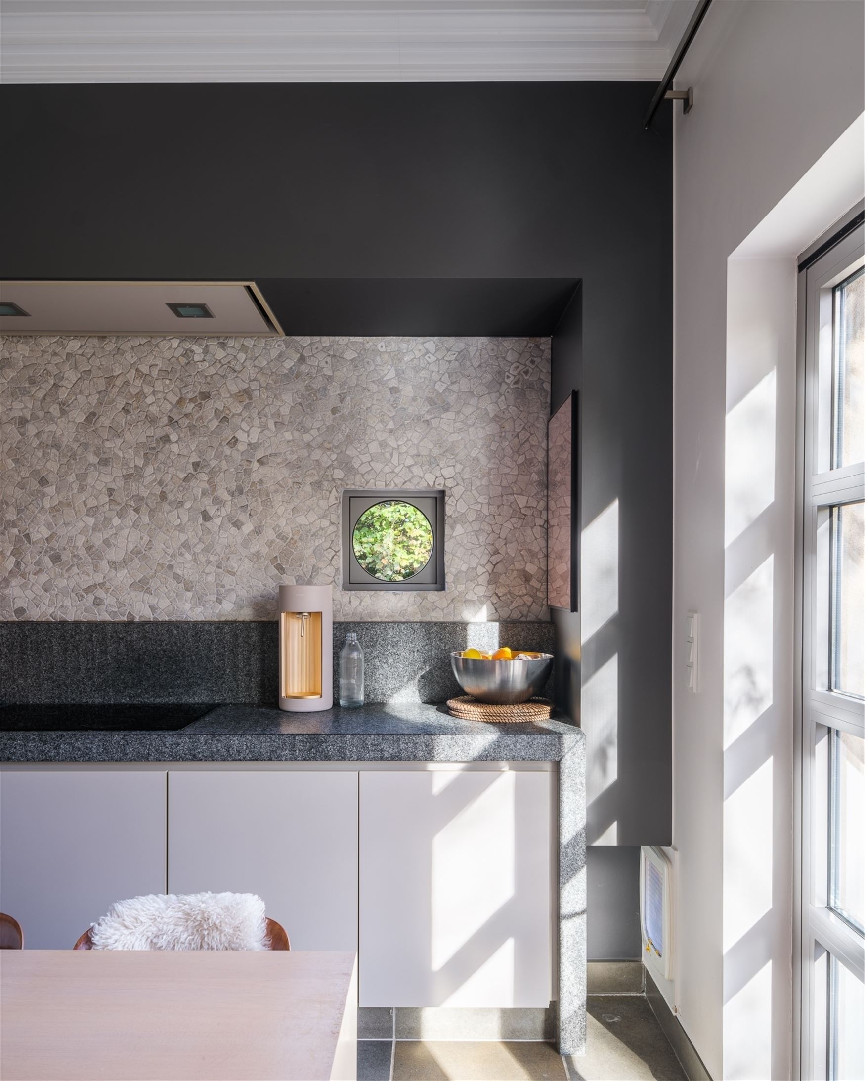 Welkom in deze stijlvol gerenoveerde en volledig instapklare woning op een perceel van 1.583 m², in het hart van Bottelare aan de poort van de Vlaams...