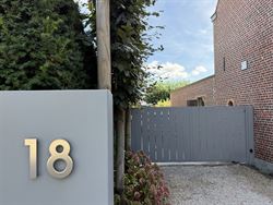 Welkom in deze stijlvol gerenoveerde en volledig instapklare woning op een perceel van 1.583 m², in het hart van Bottelare aan de poort van de Vlaams...