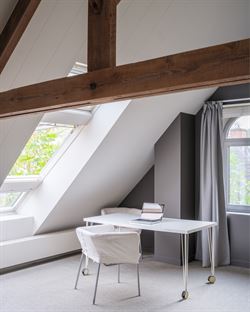 Welkom in deze stijlvol gerenoveerde en volledig instapklare woning op een perceel van 1.583 m², in het hart van Bottelare aan de poort van de Vlaams...