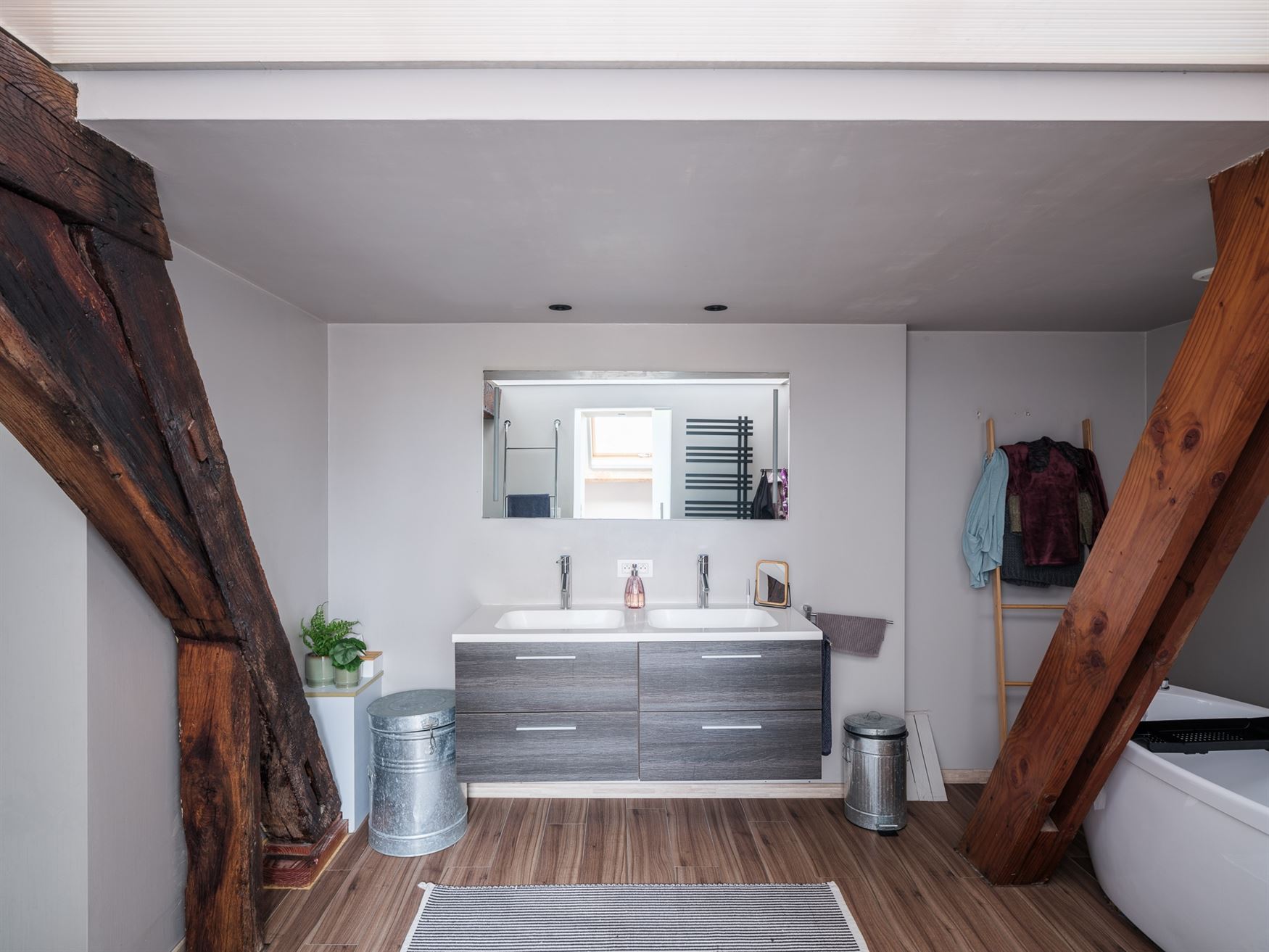 Midden in het centrum van Oudenaarde, op wandelafstand van winkels, restaurants en het station, bevindt zich deze karaktervolle loft waar authenticite...