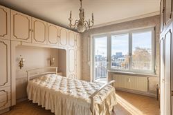 Ontdek dit lichtrijke appartement met een bewoonbare oppervlakte van 110m² op de 7de verdieping in Gent: een ideale uitvalsbasis voor wie comfort, be...