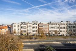 Ontdek dit lichtrijke appartement met een bewoonbare oppervlakte van 110m² op de 7de verdieping in Gent: een ideale uitvalsbasis voor wie comfort, be...
