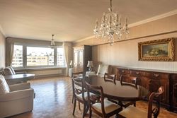 Ontdek dit lichtrijke appartement met een bewoonbare oppervlakte van 110m² op de 7de verdieping in Gent: een ideale uitvalsbasis voor wie comfort, be...