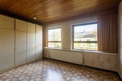 Deze charmante bungalow in Nazareth biedt een uitzonderlijke combinatie van rust, ruimte en potentieel. Dankzij de zeer goede indeling, de overvloed a...