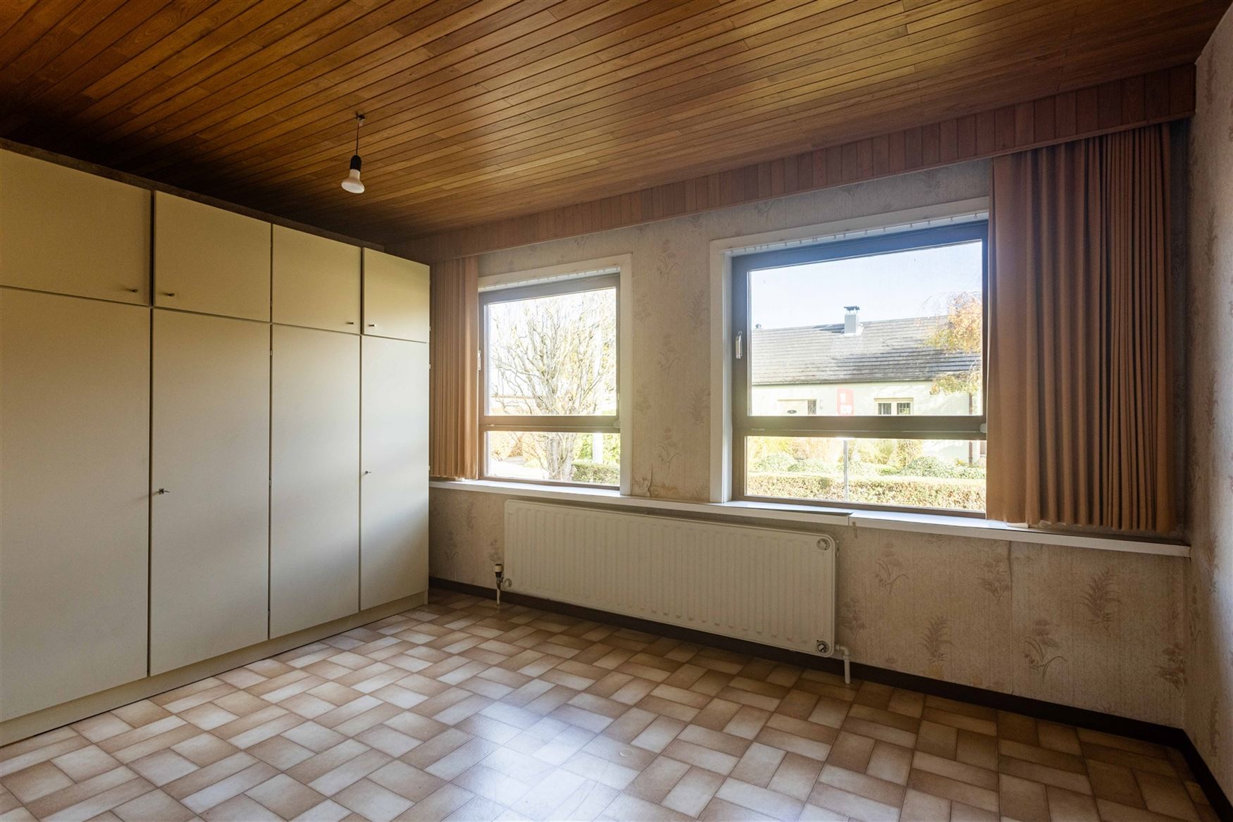 Deze charmante bungalow in Nazareth biedt een uitzonderlijke combinatie van rust, ruimte en potentieel. Dankzij de zeer goede indeling, de overvloed a...