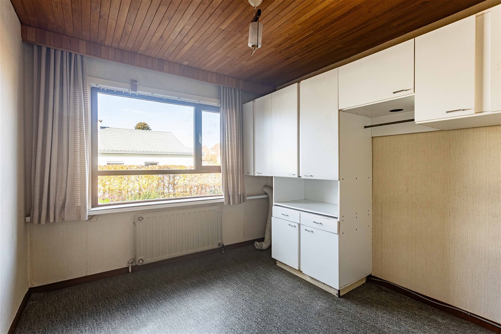 Deze charmante bungalow in Nazareth biedt een uitzonderlijke combinatie van rust, ruimte en potentieel. Dankzij de zeer goede indeling, de overvloed a...