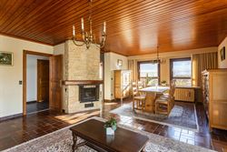 Deze charmante bungalow in Nazareth biedt een uitzonderlijke combinatie van rust, ruimte en potentieel. Dankzij de zeer goede indeling, de overvloed a...