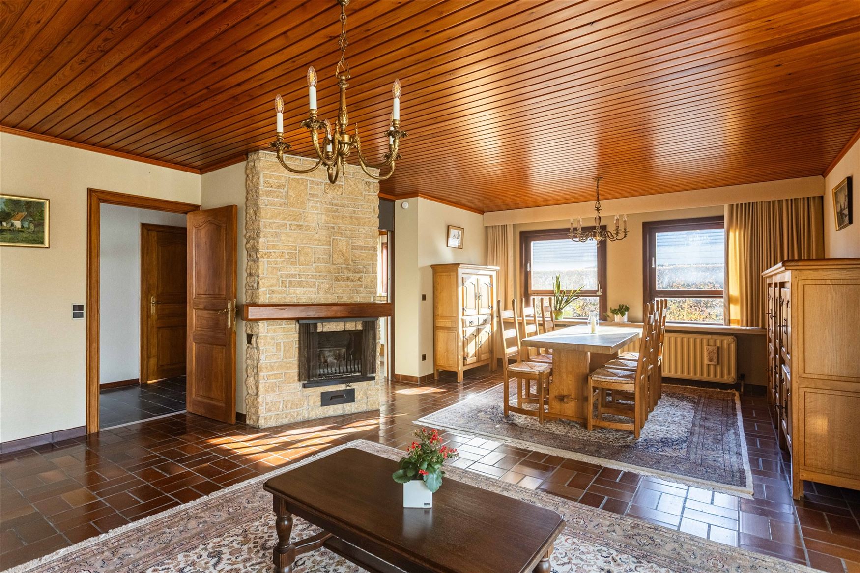 Deze charmante bungalow in Nazareth biedt een uitzonderlijke combinatie van rust, ruimte en potentieel. Dankzij de zeer goede indeling, de overvloed a...