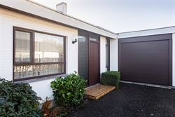 Deze charmante bungalow in Nazareth biedt een uitzonderlijke combinatie van rust, ruimte en potentieel. Dankzij de zeer goede indeling, de overvloed a...