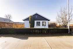 Deze charmante bungalow in Nazareth biedt een uitzonderlijke combinatie van rust, ruimte en potentieel. Dankzij de zeer goede indeling, de overvloed a...