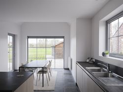 In een rustige en kindvriendelijke buurt vind je deze charmante open bebouwing die hedendaags wooncomfort combineert met een warme, uitnodigende sfeer...