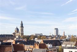 Ontdek dit lichtrijke appartement met een bewoonbare oppervlakte van 110m² op de 7de verdieping in Gent: een ideale uitvalsbasis voor wie comfort, be...