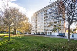 Ontdek dit lichtrijke appartement met een bewoonbare oppervlakte van 110m² op de 7de verdieping in Gent: een ideale uitvalsbasis voor wie comfort, be...