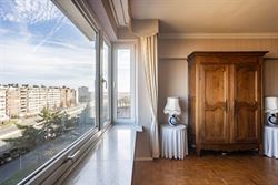 Ontdek dit lichtrijke appartement met een bewoonbare oppervlakte van 110m² op de 7de verdieping in Gent: een ideale uitvalsbasis voor wie comfort, be...