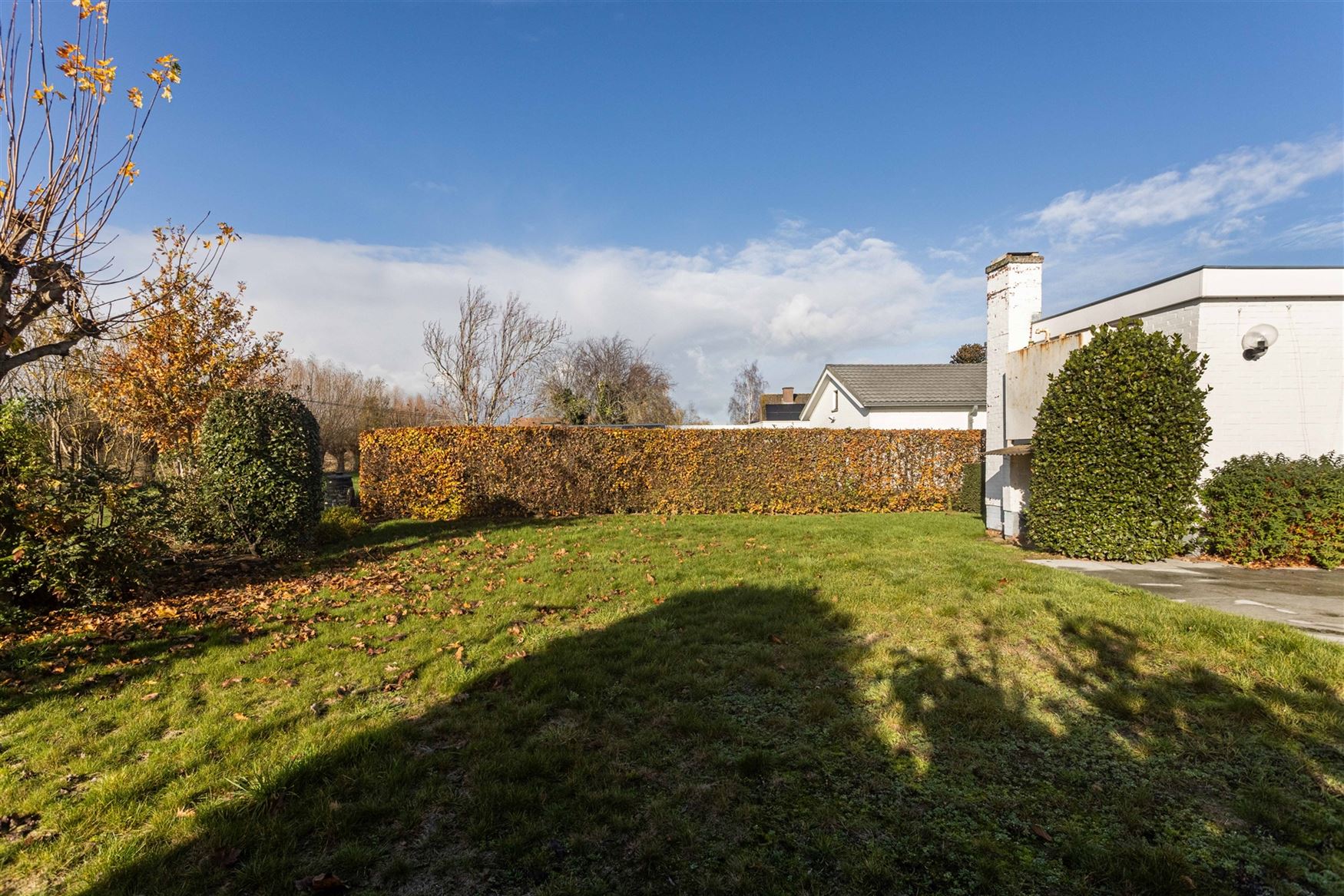 Deze charmante bungalow in Nazareth biedt een uitzonderlijke combinatie van rust, ruimte en potentieel. Dankzij de zeer goede indeling, de overvloed a...