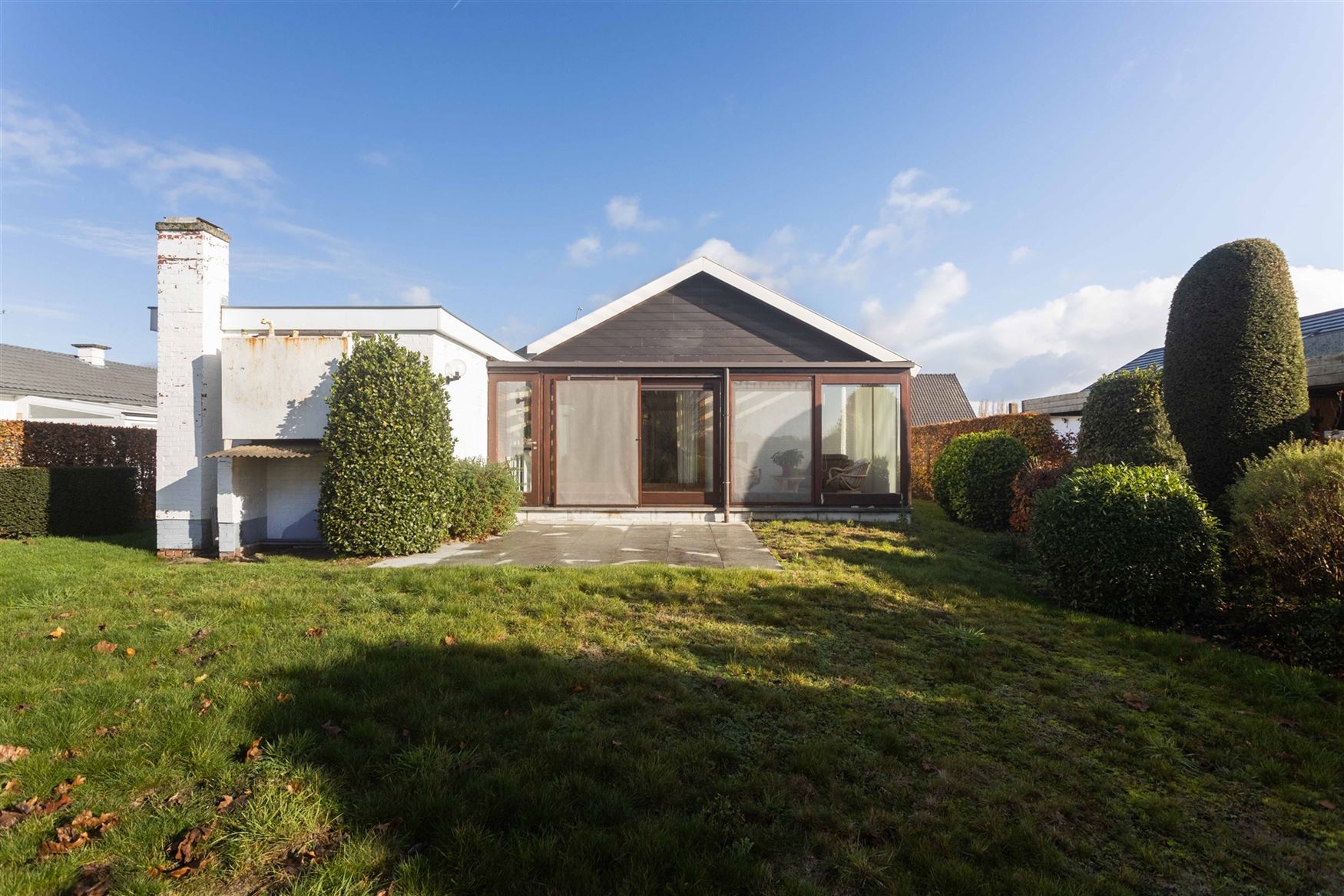 Deze charmante bungalow in Nazareth biedt een uitzonderlijke combinatie van rust, ruimte en potentieel. Dankzij de zeer goede indeling, de overvloed a...