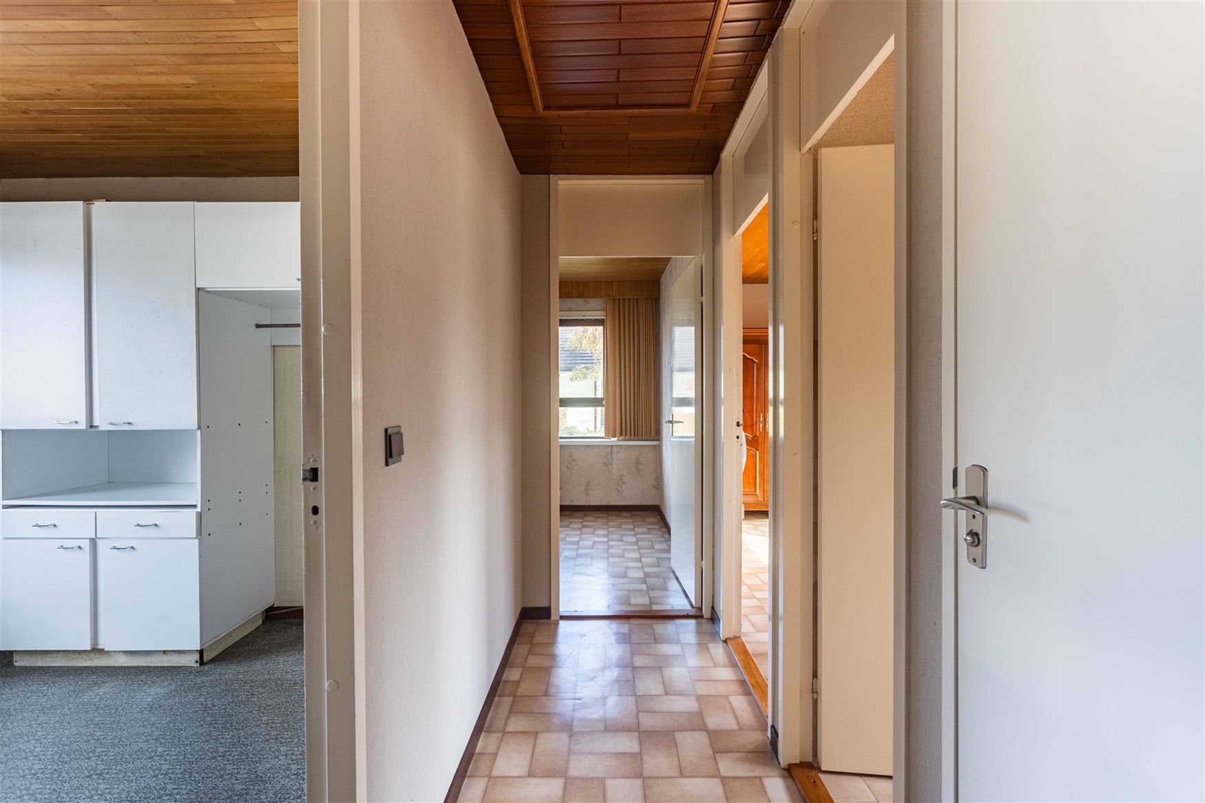 Deze charmante bungalow in Nazareth biedt een uitzonderlijke combinatie van rust, ruimte en potentieel. Dankzij de zeer goede indeling, de overvloed a...