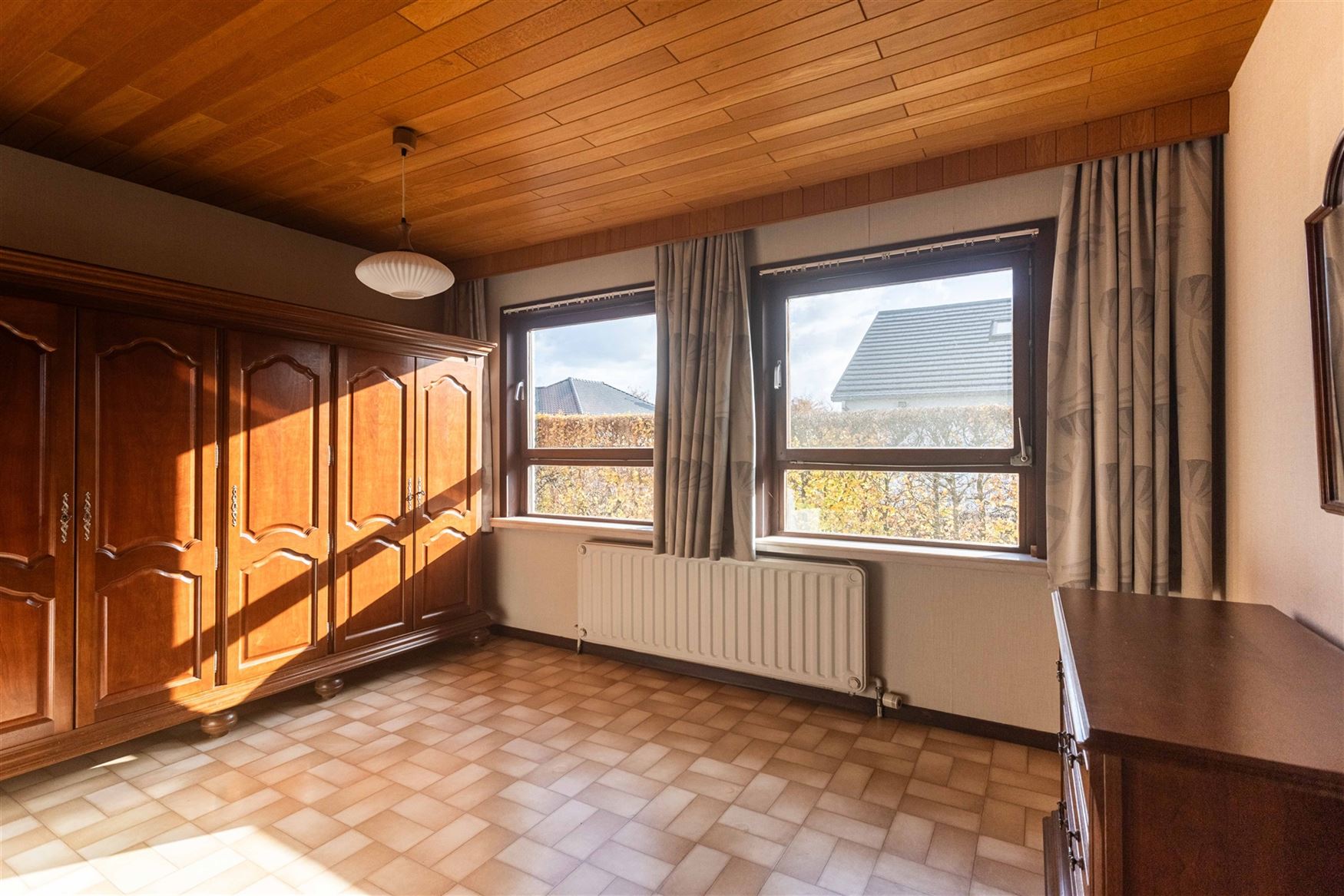 Deze charmante bungalow in Nazareth biedt een uitzonderlijke combinatie van rust, ruimte en potentieel. Dankzij de zeer goede indeling, de overvloed a...