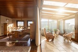 Deze charmante bungalow in Nazareth biedt een uitzonderlijke combinatie van rust, ruimte en potentieel. Dankzij de zeer goede indeling, de overvloed a...