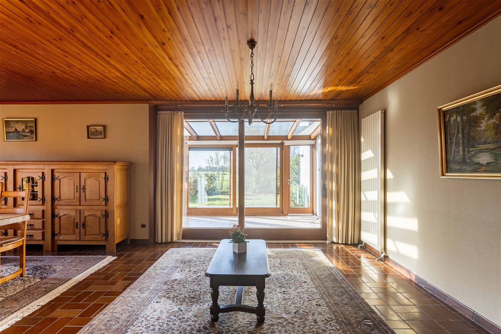 Deze charmante bungalow in Nazareth biedt een uitzonderlijke combinatie van rust, ruimte en potentieel. Dankzij de zeer goede indeling, de overvloed a...