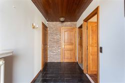 Deze charmante bungalow in Nazareth biedt een uitzonderlijke combinatie van rust, ruimte en potentieel. Dankzij de zeer goede indeling, de overvloed a...