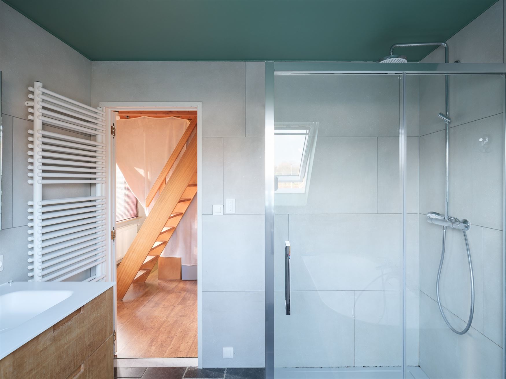 BEZOEKDAG VOLZET
Op slechts 6 km van Gent-centrum, in een rustige en kindvriendelijke wijk, bevindt zich deze charmante en energiezuinige woning. De ...