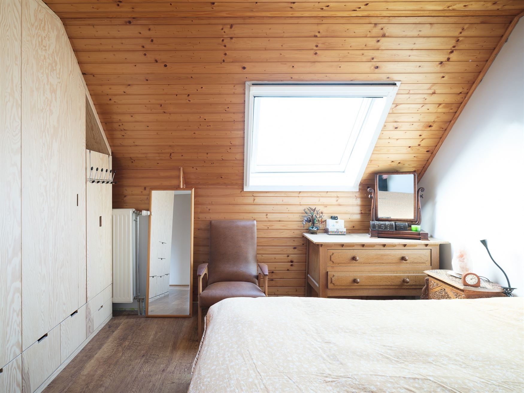 BEZOEKDAG VOLZET
Op slechts 6 km van Gent-centrum, in een rustige en kindvriendelijke wijk, bevindt zich deze charmante en energiezuinige woning. De ...