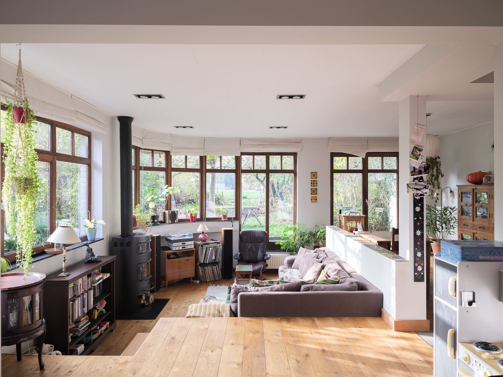 BEZOEKDAG VOLZET
Op slechts 6 km van Gent-centrum, in een rustige en kindvriendelijke wijk, bevindt zich deze charmante en energiezuinige woning. De ...