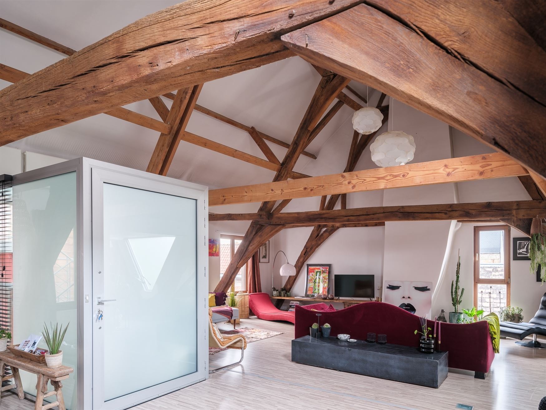 Midden in het centrum van Oudenaarde, op wandelafstand van winkels, restaurants en het station, bevindt zich deze karaktervolle loft waar authenticite...