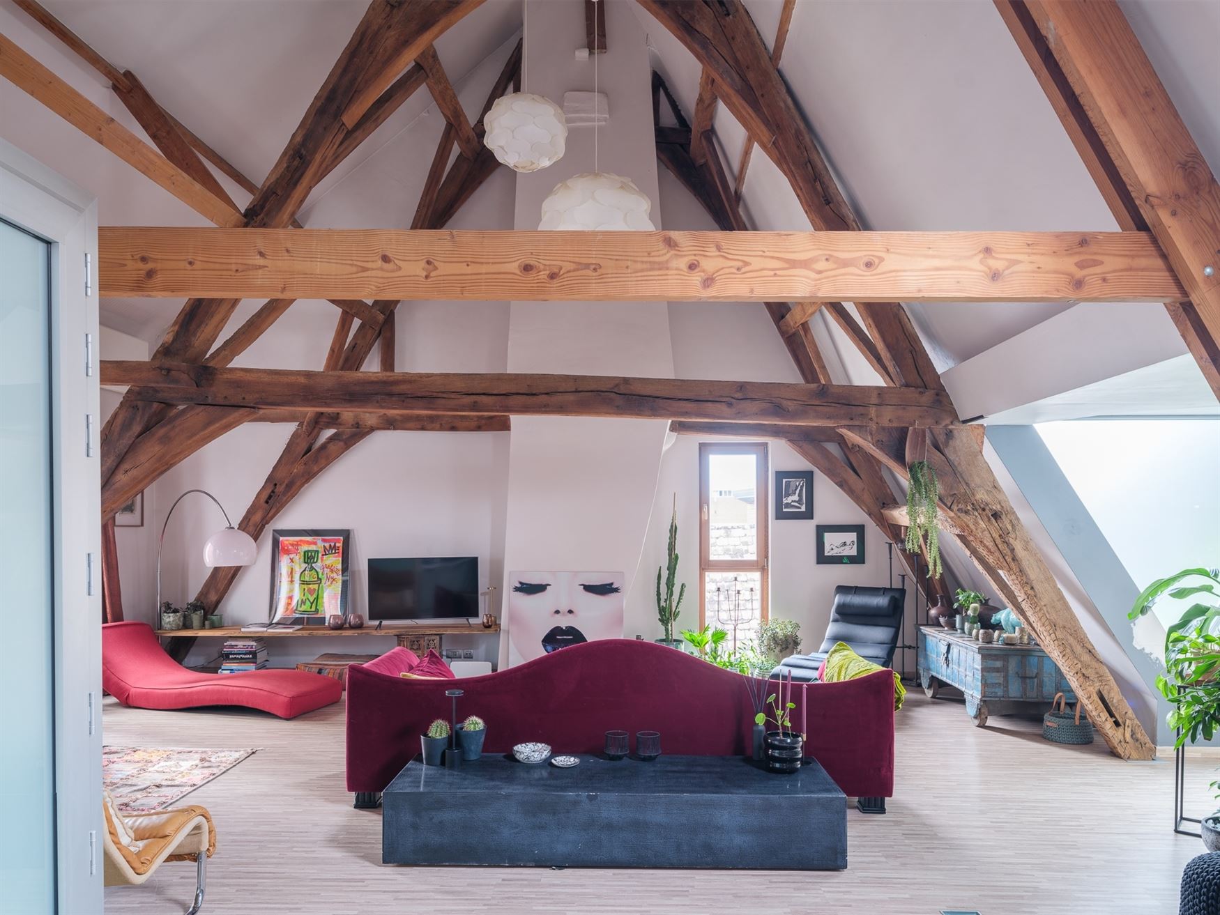 Midden in het centrum van Oudenaarde, op wandelafstand van winkels, restaurants en het station, bevindt zich deze karaktervolle loft waar authenticite...