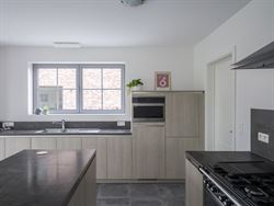 In een rustige en kindvriendelijke buurt vind je deze charmante open bebouwing die hedendaags wooncomfort combineert met een warme, uitnodigende sfeer...