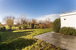 Deze charmante bungalow in Nazareth biedt een uitzonderlijke combinatie van rust, ruimte en potentieel. Dankzij de zeer goede indeling, de overvloed a...