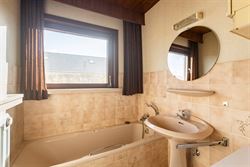 Deze charmante bungalow in Nazareth biedt een uitzonderlijke combinatie van rust, ruimte en potentieel. Dankzij de zeer goede indeling, de overvloed a...