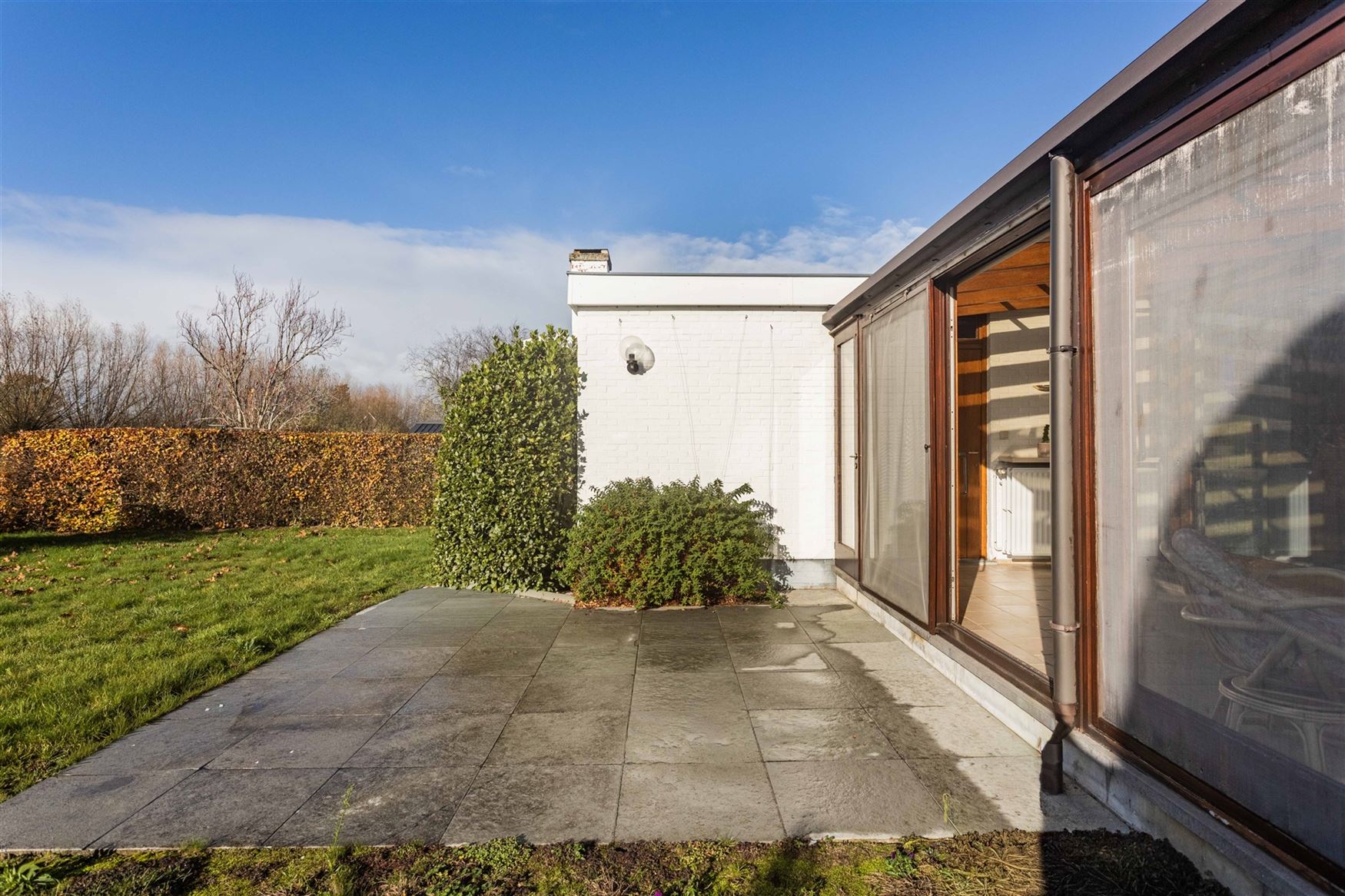 Deze charmante bungalow in Nazareth biedt een uitzonderlijke combinatie van rust, ruimte en potentieel. Dankzij de zeer goede indeling, de overvloed a...