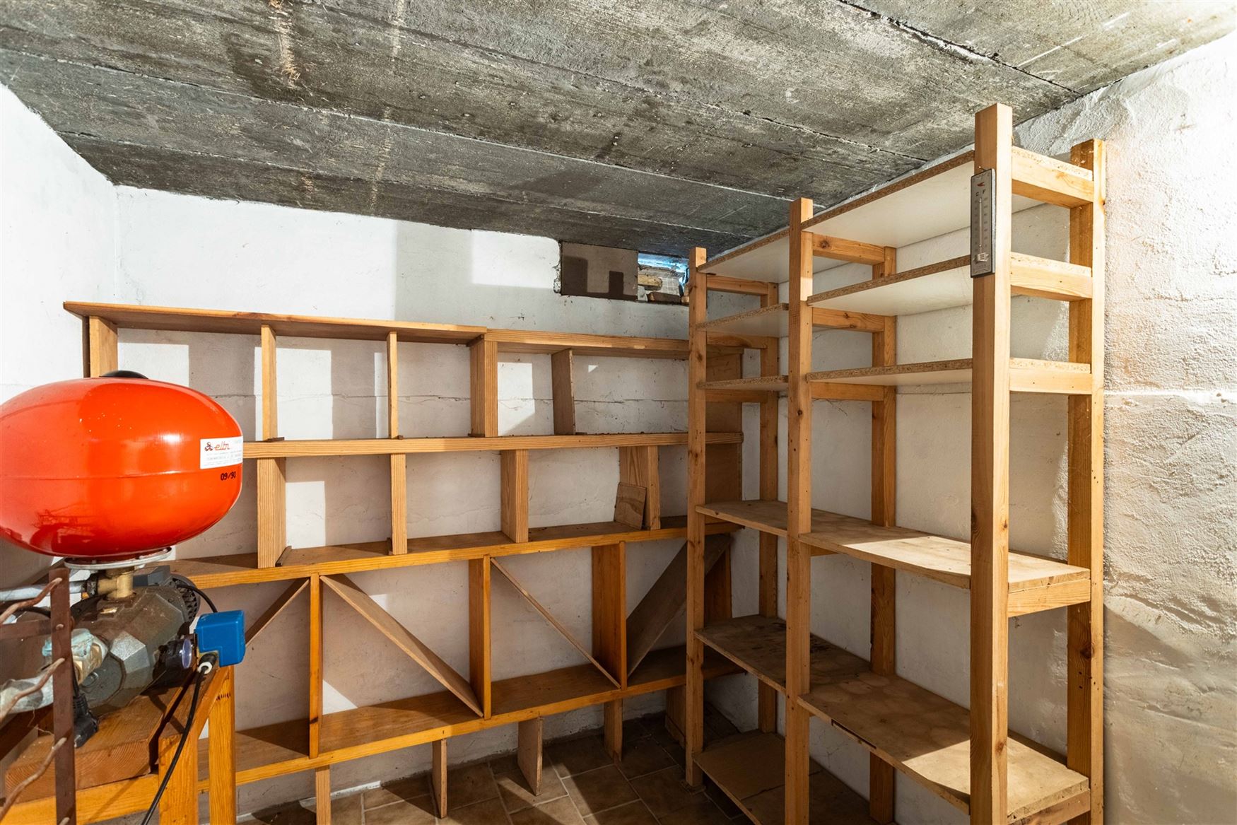 Deze charmante bungalow in Nazareth biedt een uitzonderlijke combinatie van rust, ruimte en potentieel. Dankzij de zeer goede indeling, de overvloed a...