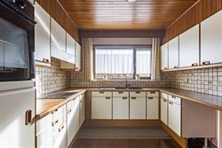 Deze charmante bungalow in Nazareth biedt een uitzonderlijke combinatie van rust, ruimte en potentieel. Dankzij de zeer goede indeling, de overvloed a...