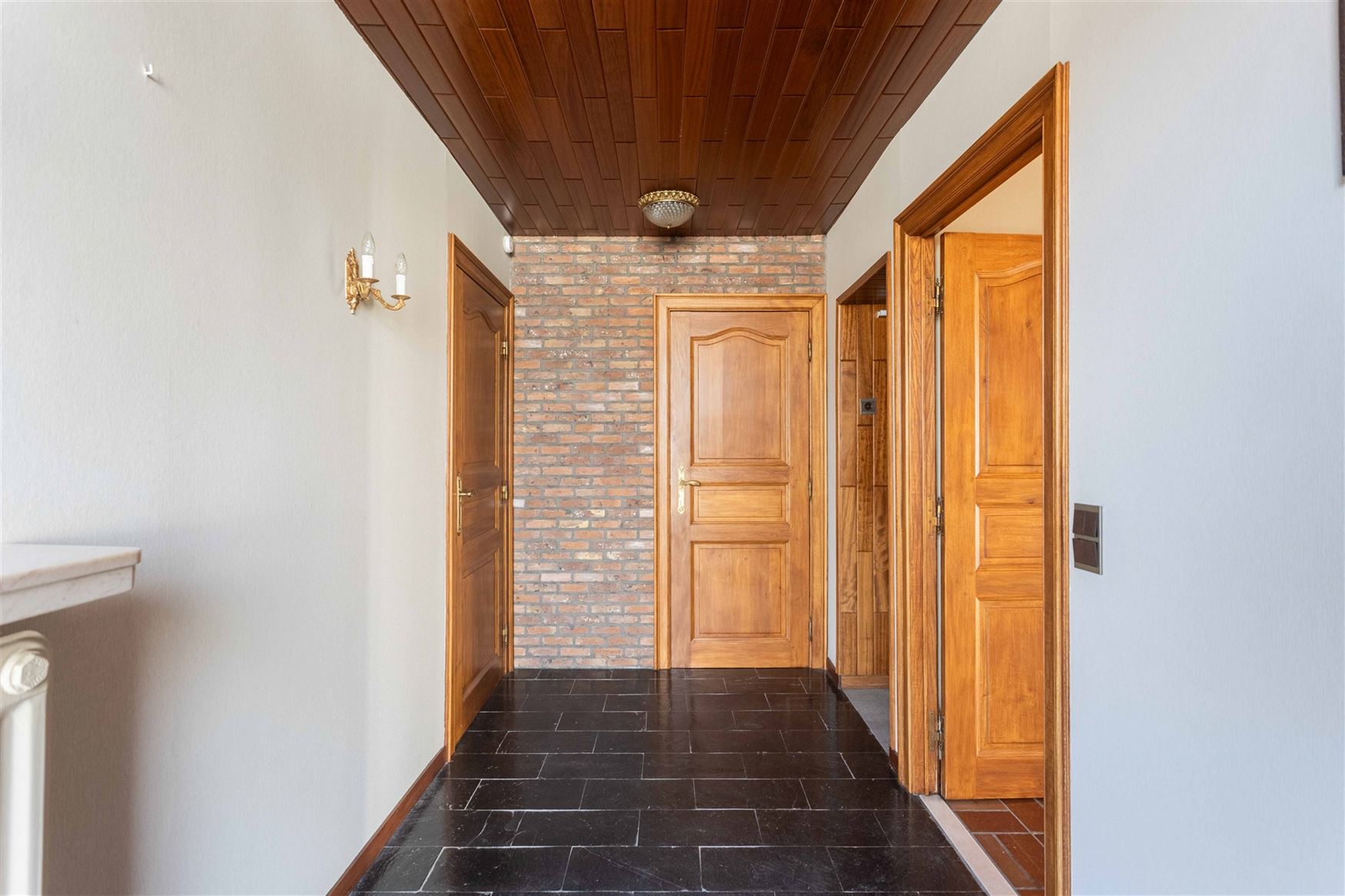 Deze charmante bungalow in Nazareth biedt een uitzonderlijke combinatie van rust, ruimte en potentieel. Dankzij de zeer goede indeling, de overvloed a...