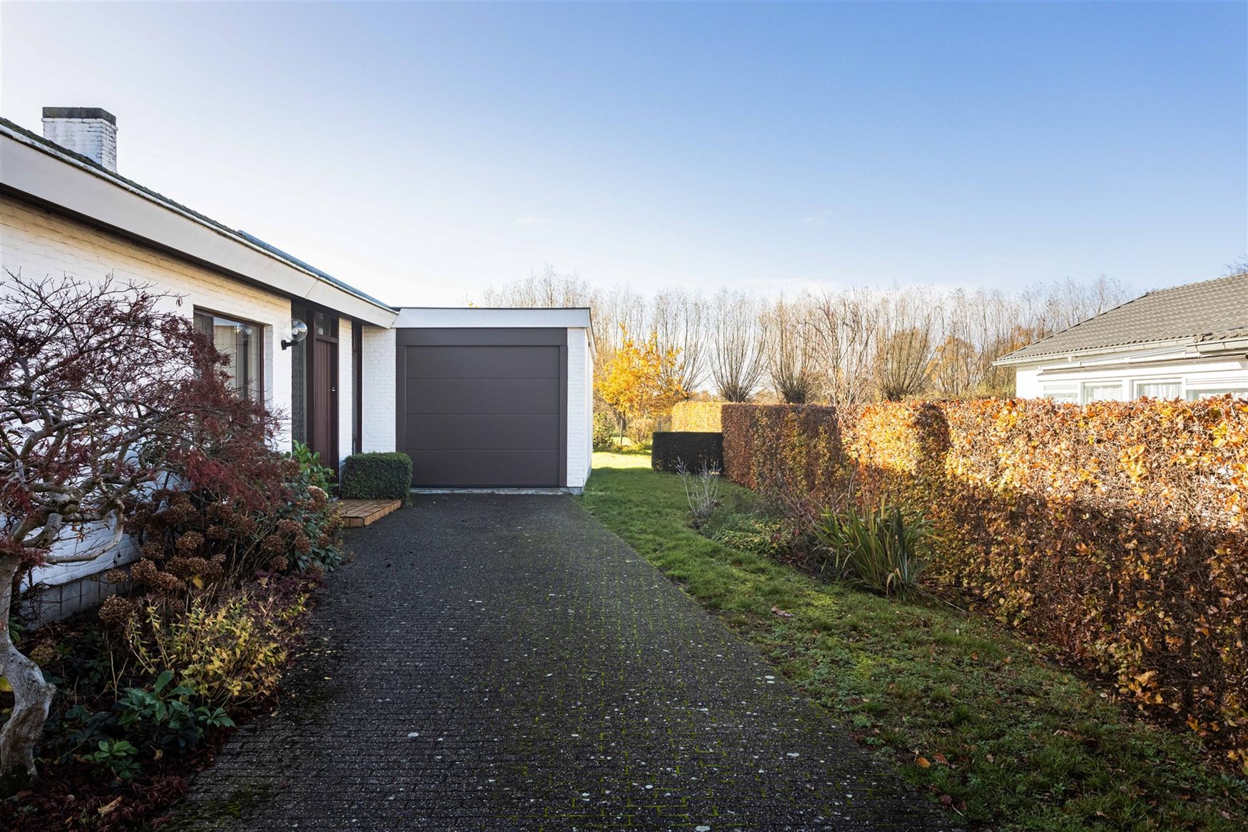 Deze charmante bungalow in Nazareth biedt een uitzonderlijke combinatie van rust, ruimte en potentieel. Dankzij de zeer goede indeling, de overvloed a...