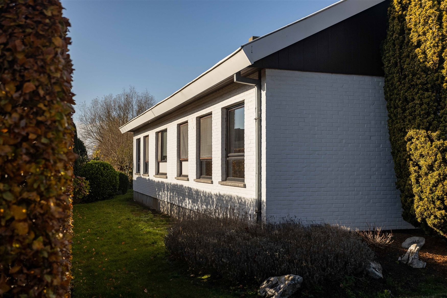 Deze charmante bungalow in Nazareth biedt een uitzonderlijke combinatie van rust, ruimte en potentieel. Dankzij de zeer goede indeling, de overvloed a...