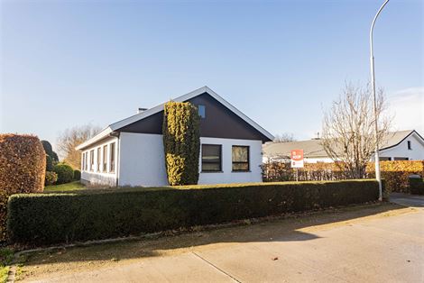 Deze charmante bungalow in Nazareth biedt een uitzonderlijke combinatie van rust, ruimte en potentieel. Dankzij de zeer goede indeling, de overvloed a...