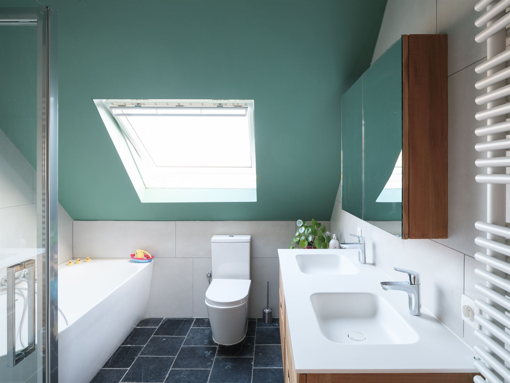 BEZOEKDAG VOLZET
Op slechts 6 km van Gent-centrum, in een rustige en kindvriendelijke wijk, bevindt zich deze charmante en energiezuinige woning. De ...