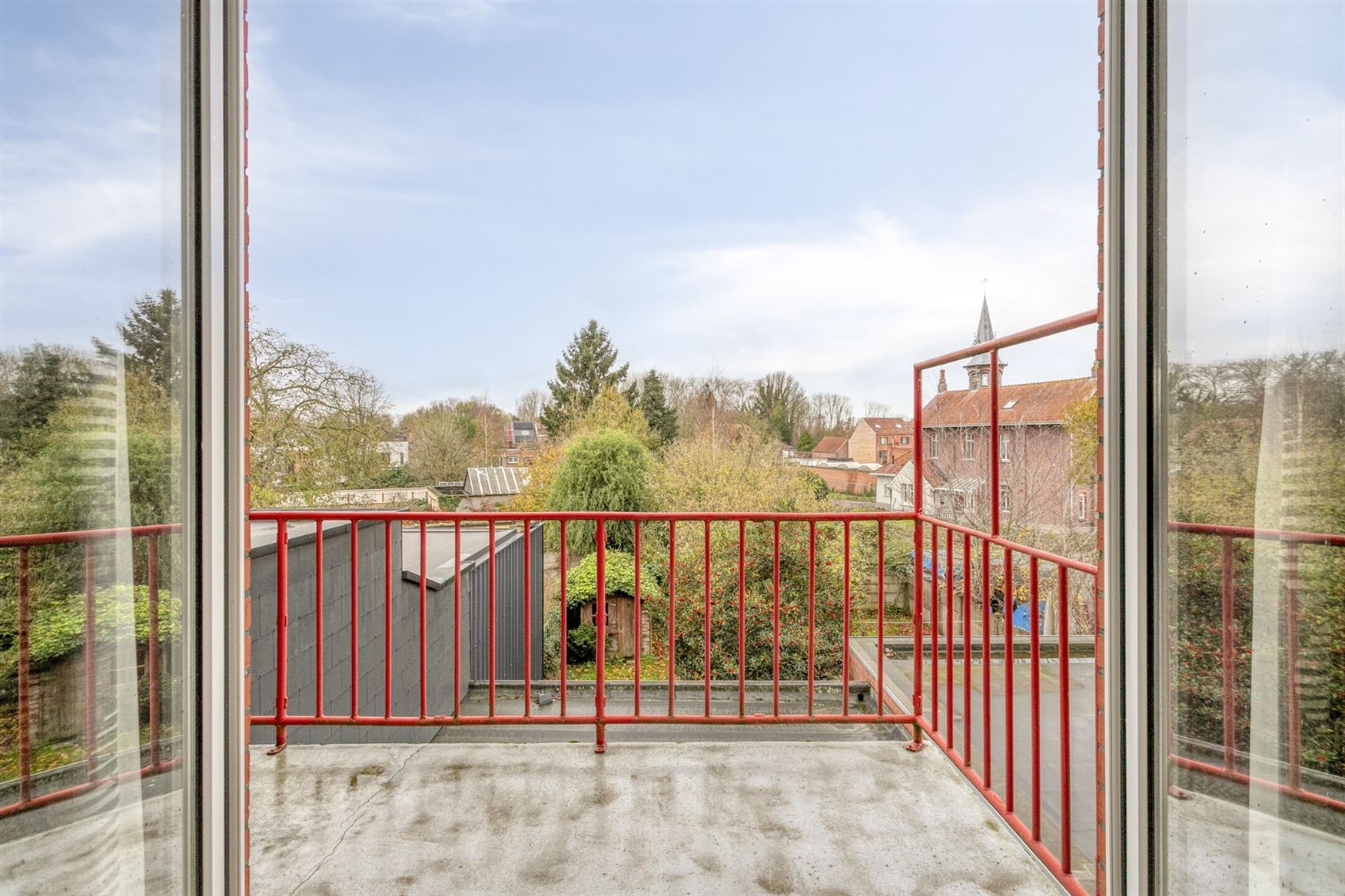 WENST U EEN BEZOEK? SURF NAAR ONZE SITE: WWW.INFINIMO.BE > ZOEK DE DESBETREFFENDE EIGENDOM > REGISTREER U VIA DE KNOP ‘PLAN EEN BEZOEK’.
Op een u...