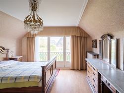 Ontdek deze ruime en solide gezinswoning gelegen op een prachtig perceel van 1007 m². Met een bewoonbare oppervlakte van 219 m² en vier slaapkamers ...